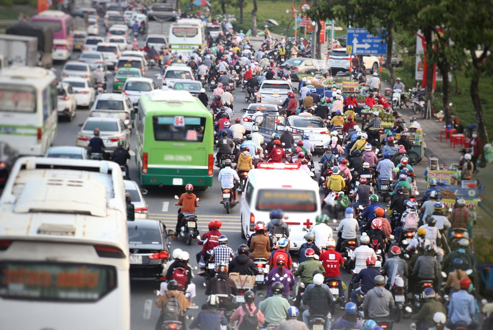  
Nhiều tuyến đường TP Hồ Chí Minh cũng tắc cứng. (Ảnh: Tuổi Trẻ)
