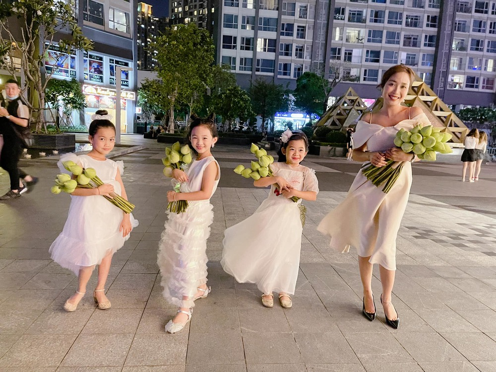  
Ốc Thanh Vân và 3 bé gái hết sức xinh đẹp, đáng yêu được ví như "tứ đại mỹ nhân quyền lực". (Ảnh: FBNV)