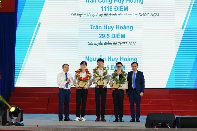  
Ba nam sinh tên Huy Hoàng là 3 thủ khoa của Đại học Bách khoa TP. Hồ Chí Minh. (Ảnh: Dân Trí)