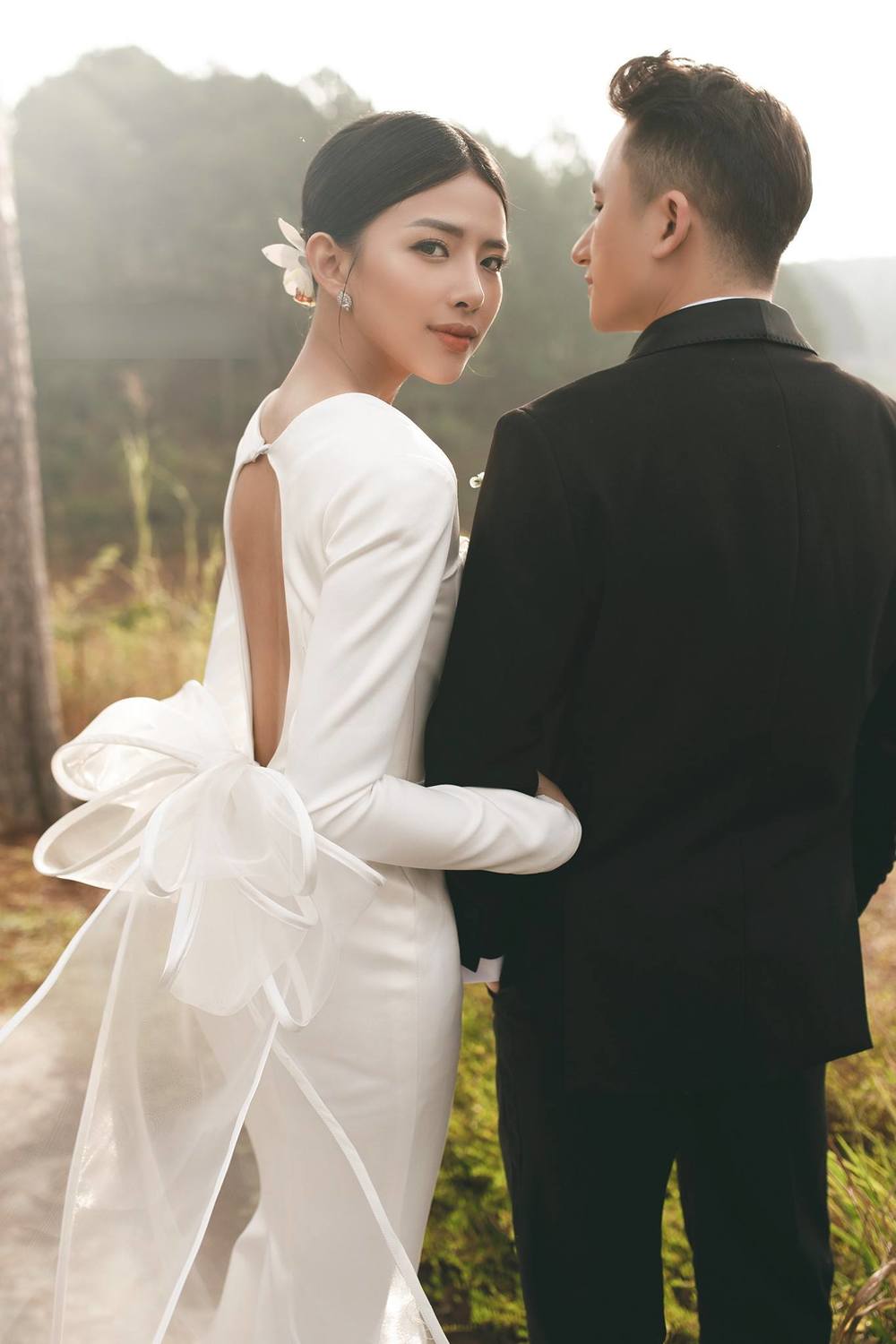 Bạn đang tìm kiếm hình ảnh ảnh cưới đẹp để cảm nhận được tình yêu đích thực của các cô dâu và chú rể? Hãy xem hình ảnh Phan Mạnh Quỳnh và cô dâu xinh lung linh trong ngày trọng đại của họ!
