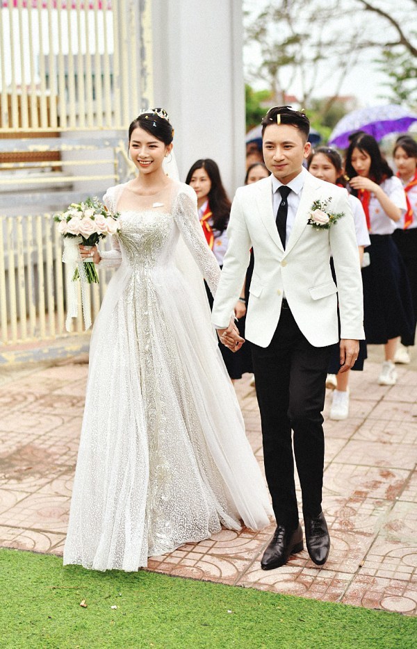  
Chiếc váy cưới vợ Phan Mạnh Quỳnh mặc có giá tới 87,5 triệu đồng. 