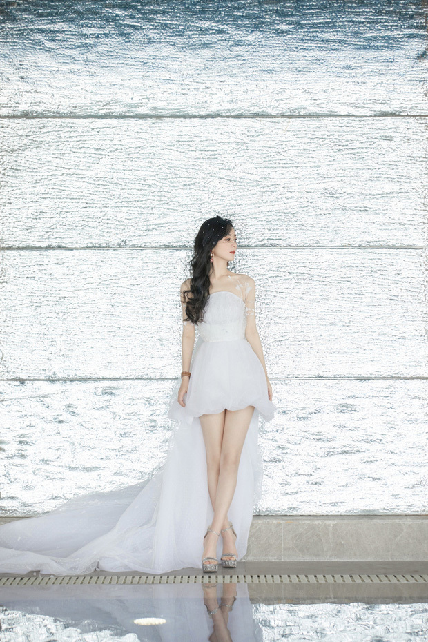  
Chiếc váy ngắn cúp ngực giúp cô khoe trọn đôi chân dài miên man. (Ảnh: Weibo)