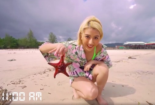  
Trong một video, Quỳnh Anh Shyn còn cầm cả con sao biển trên tay. (Ảnh: Dân trí)