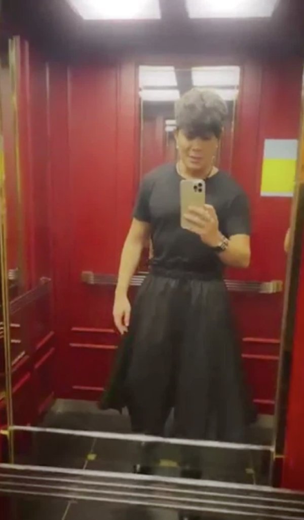  
Nathan Lee mặc váy đi đọ siêu xe với Ngọc Trinh. (Ảnh: Chụp màn hình)