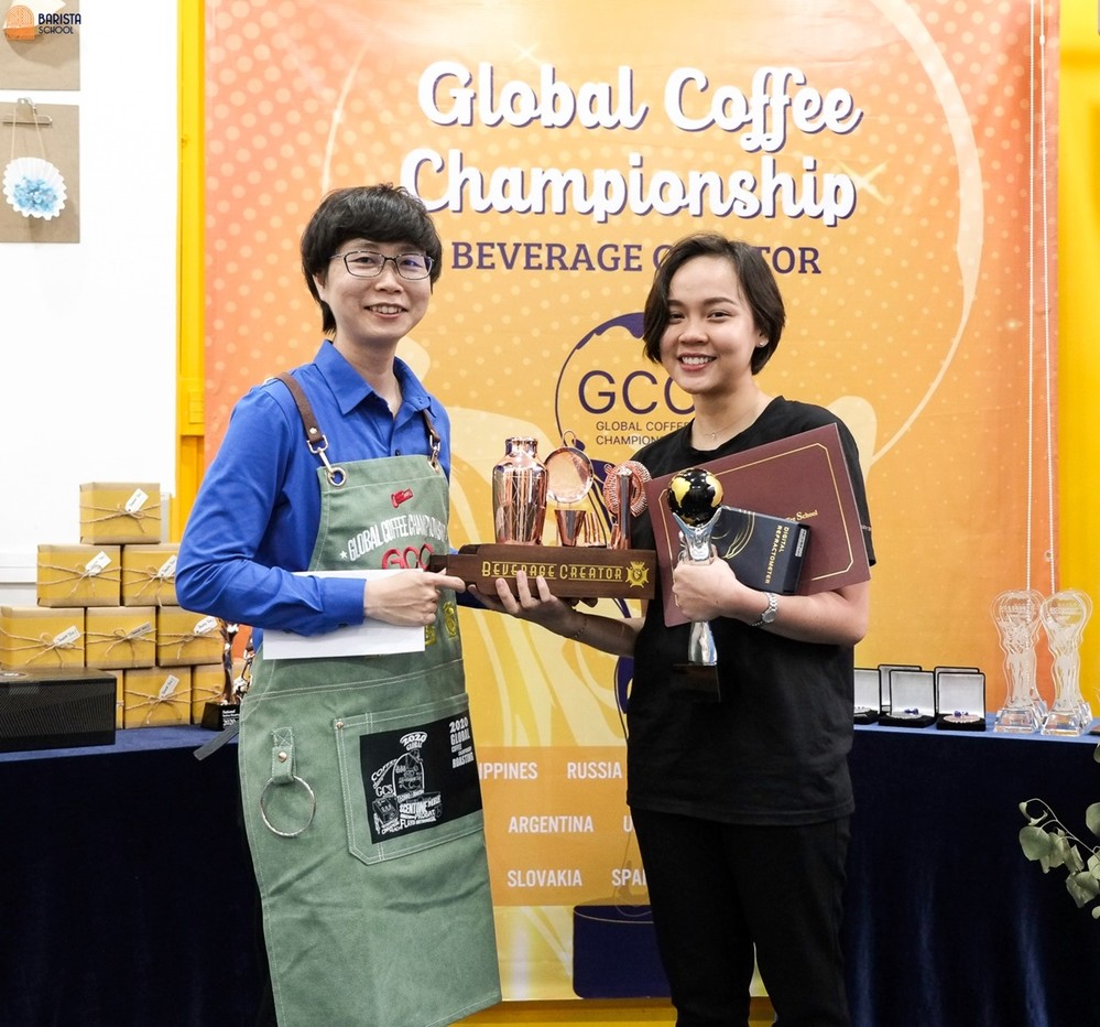Julie Đặng – Chủ tịch GCS đại diện trao giải Silver Angle cho thí sinh Vĩnh Thuỵ của Việt Nam