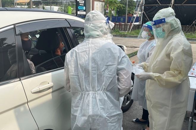  
Nhân viên y tế tại chốt kiểm soát dịch Covid-19. (Ảnh: Bangkok Post)