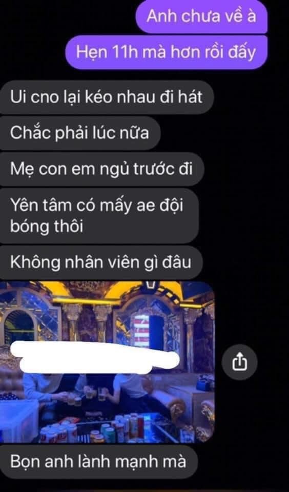 Anh chồng nhắn tin cho vợ. (Ảnh: L.C.)
Anh chồng nhắn tin cho vợ. (Ảnh: L.C.)