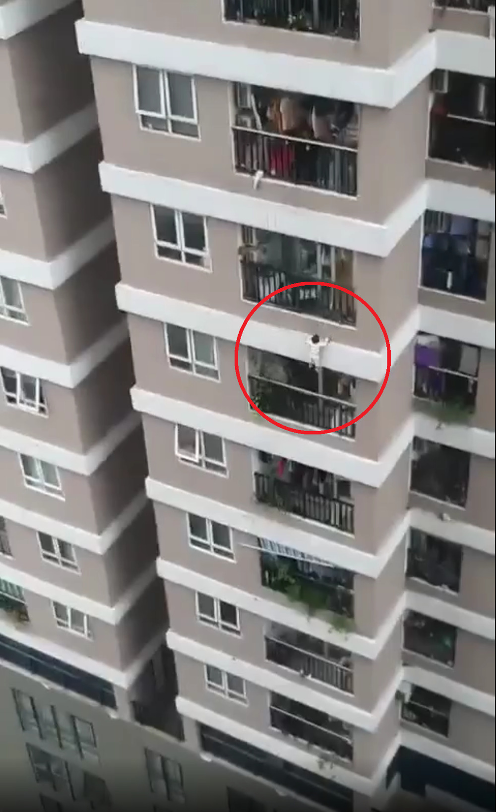  
Vụ cháu bé rơi từ tầng 12 chung cư Nguyễn Huy Tưởng trước đó. (Ảnh: Cắt từ clip)