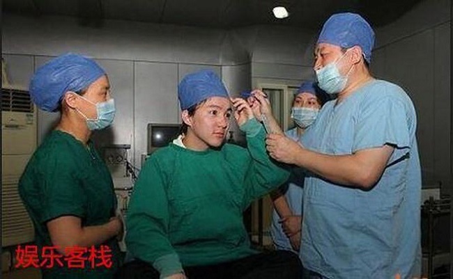  
Nhưng không may mắc bệnh nghiêm trọng, năm 2010, Mạnh Trí Siêu phải chịu hơn 300 mũi khâu đau đớn để cấy tóc. (Ảnh: Weibo)