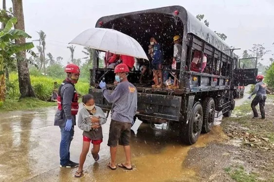  
Người dân Philippines sơ tán tránh bão. (Ảnh: Bloomberg)
