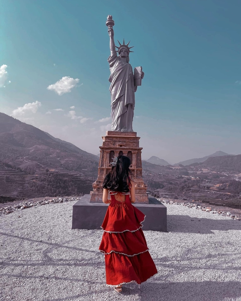  
Bức tượng Nữ thần tự do toàn thân ở Sa Pa. (Ảnh: Sim D.L)