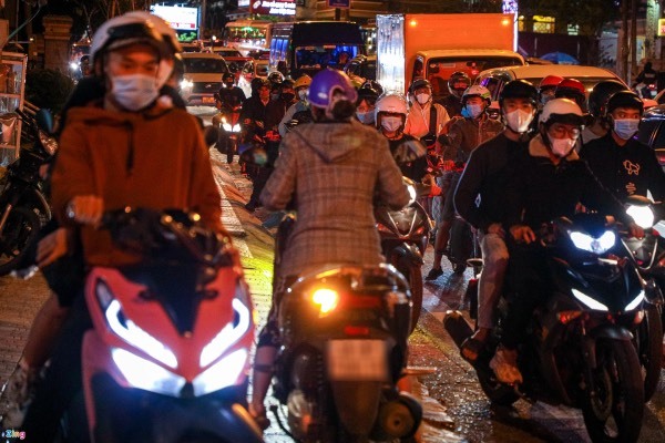  Đến 8 giờ tối ngày 30/4, nhiều tuyến đường tại Đà Lạt vẫn trong tình trạng tắc nghẽn. (Ảnh: Zing News)