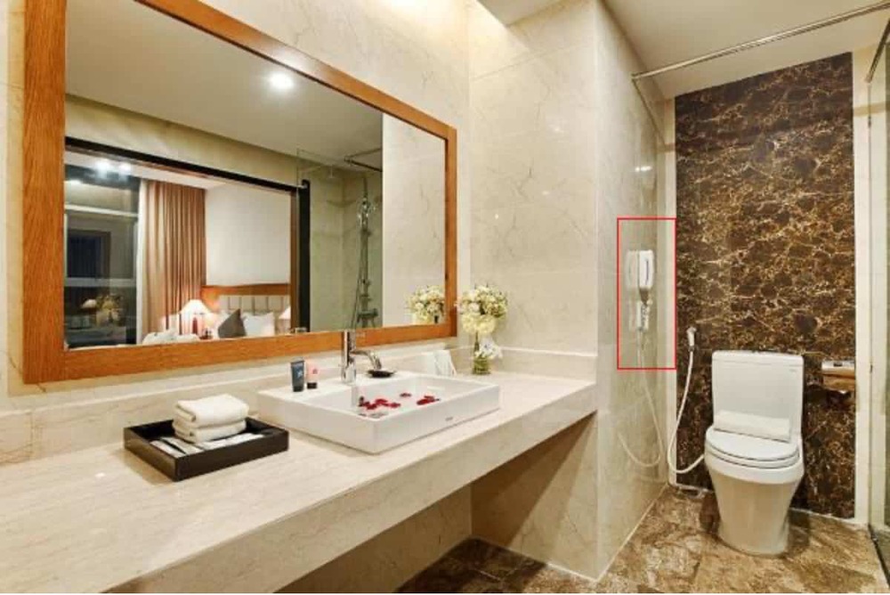 Vì sao các khách sạn 3 - 4 sao lại lắp điện thoại trong nhà vệ sinh?