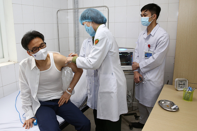 
Phó Thủ tướng Vũ Đức Đam tiêm thử nghiệm vaccine Covid-19 do Việt Nam sản xuất. (Ảnh: Vnexpress)