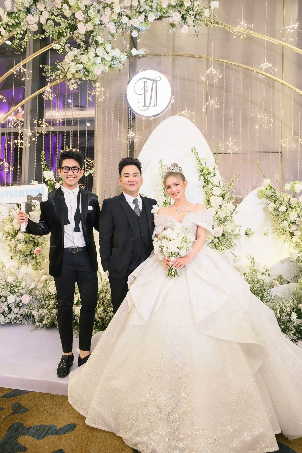 Vợ Phan Mạnh Quỳnh diện váy cưới đính 3000 viên pha lê  Giải trí