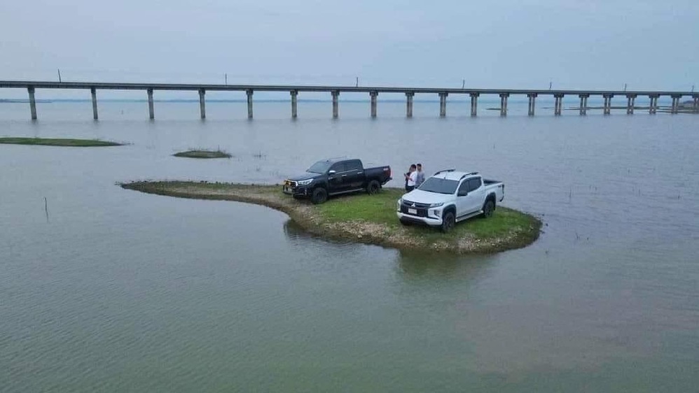 
Hai chiếc xe bán tải “mắc kẹt” giữa một vùng sông nước. (Ảnh: FB KSC)
