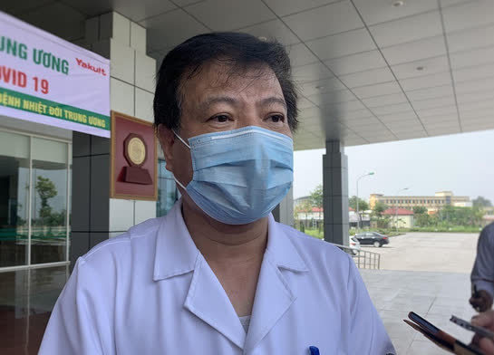  
Giáo sư điều trị cho các bệnh nhân phát hiện nhiễm Covid-19 tại Yên Bái. (Ảnh: TTXVN)