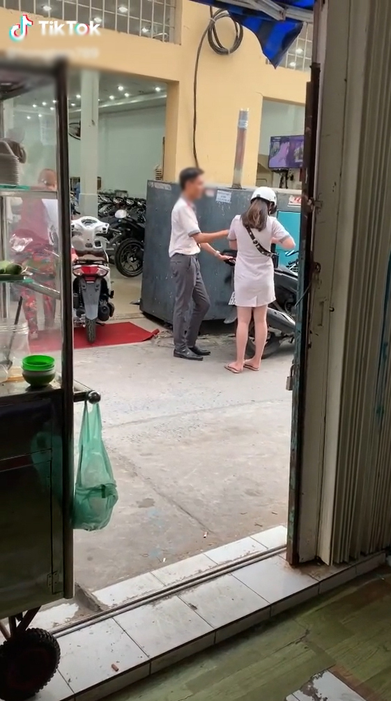 Người chồng năn nỉ vợ cho tiền. (Ảnh: TikTok T.) Người chồng năn nỉ vợ cho tiền. (Ảnh: TikTok T.)