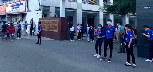  
Sinh viên trường Đại học Công Nghiệp thành phố Hồ Chí Minh thực hiện công tác phòng dịch ngay trước cổng trường. (Ảnh: Tuổi Trẻ)