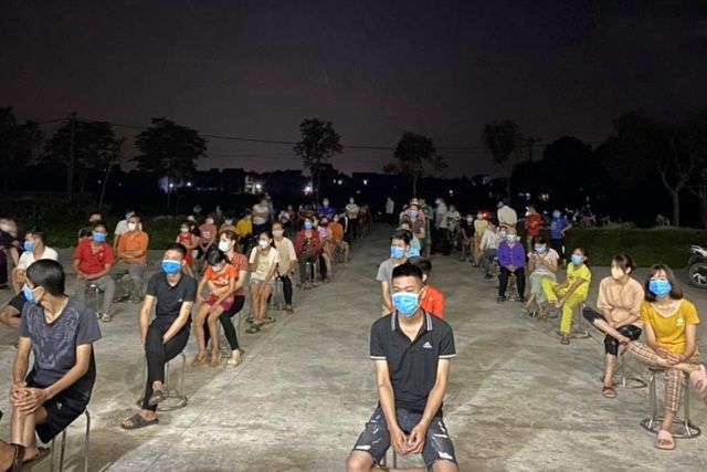  
Cư dân xã Mão Điền, huyện Thuận Thành trắng đêm chờ lấy mẫu xét nghiệm. (Ảnh: Dân trí)