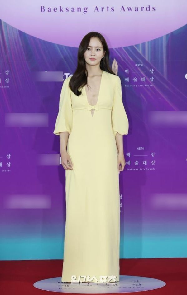  
Nữ diễn viên chọn chiếc váy khá già dặn so với mình. (Ảnh: Naver)