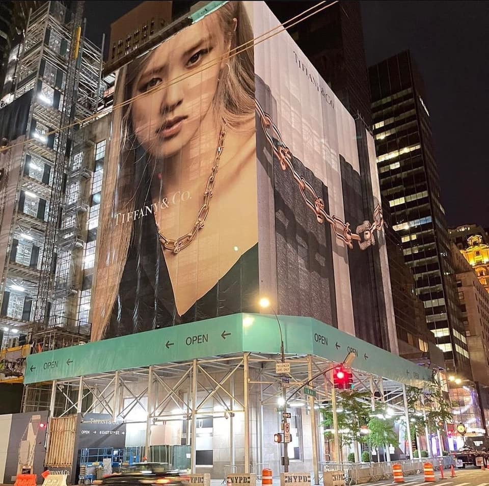 
Hình ảnh của Rosé xuất hiện trên những banner quảng cáo cỡ lớn. (Ảnh: Twitter)