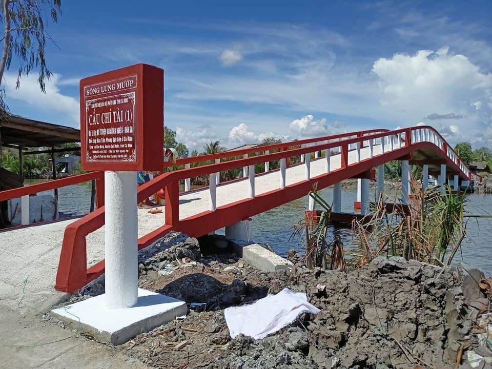  
Một cây cầu được bắt qua sông Lung Mướp, Cà Mau. (Ảnh: FBNV) - Tin sao Viet - Tin tuc sao Viet - Scandal sao Viet - Tin tuc cua Sao - Tin cua Sao