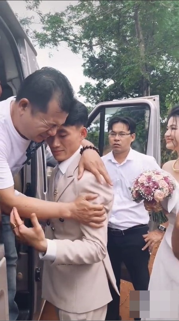  
Con rể khóc, ôm chặt lấy bố vợ trong giây phút chia tay nhà gái. (Ảnh: Chụp màn hình)