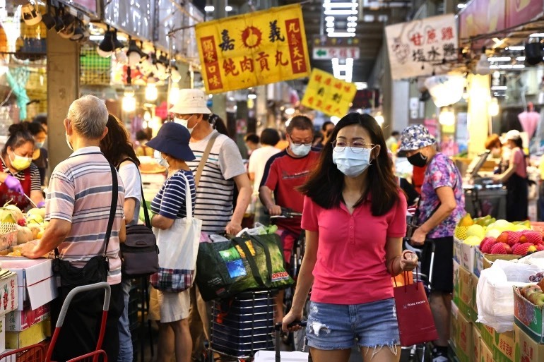  
Người Đài Loan đeo khẩu trang phòng dịch. (Ảnh: Al Jazeera)