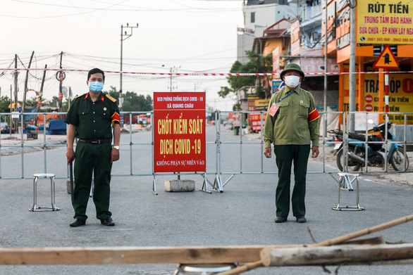  
Chốt kiểm soát ở xã Quang Châu, tỉnh Bắc Giang. (Ảnh: Tuổi Trẻ)