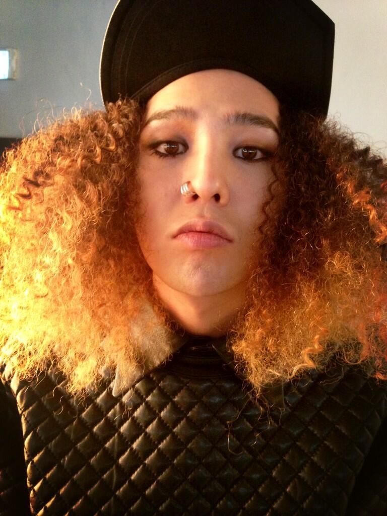  
Một lần để tóc xoăn xù gây choáng của G-Dragon. (Ảnh: Twitter)