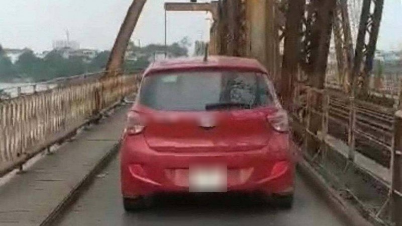  
Hình ảnh chiếc ô tô đi trên cầu Long Biên. (Ảnh: Kiến thức)