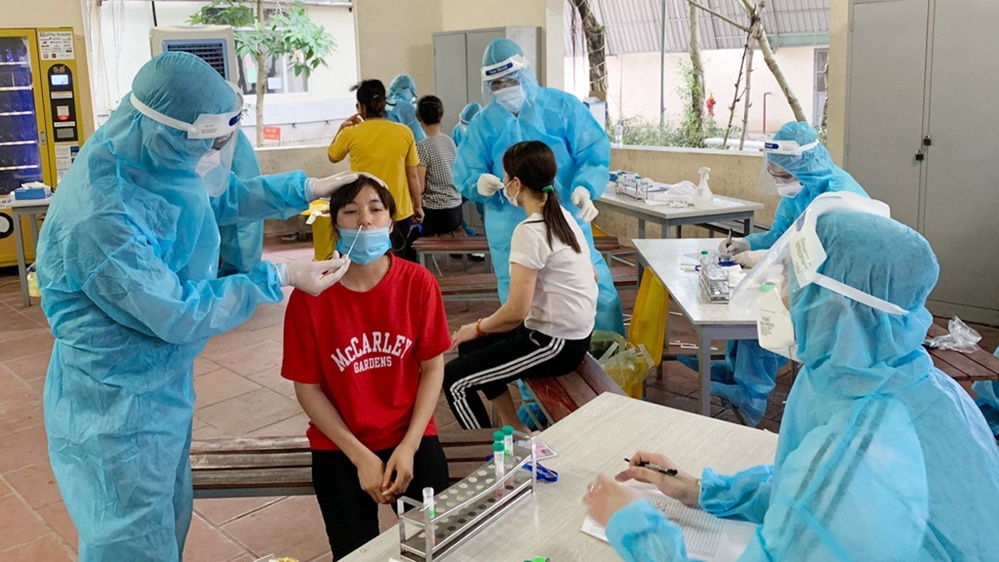 Nhân viên y tế tăng cường làm việc tại Bắc Giang. (Ảnh: Lao động)