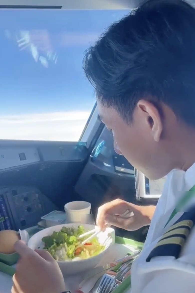  
Hình ảnh một phi công đang ăn sáng trong khoang lái. (Ảnh: Chụp màn hình)