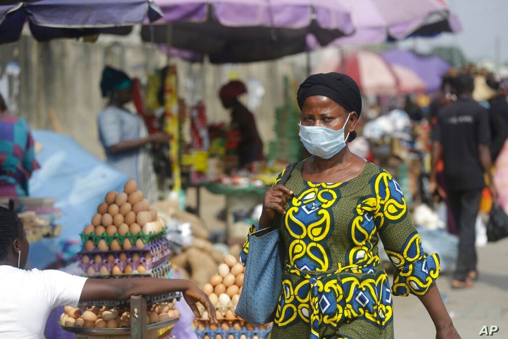  
Một người phụ nữ bước đi trên đường phố Nigeria. (Ảnh: Voice of American)