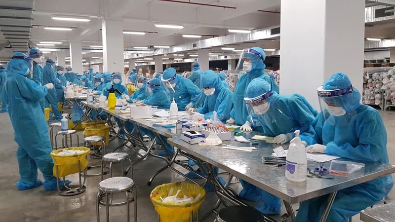  
Nhân viên y tế lấy mẫu xét nghiệm Covid-19 tại khu công nghiệp ở Bắc Giang. (Ảnh: Dân Sinh)