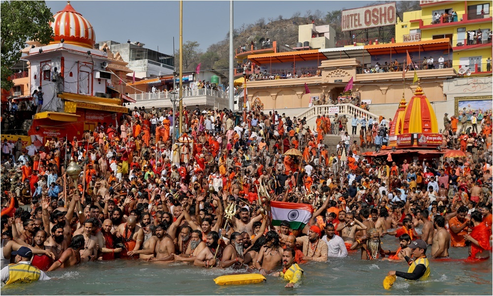 Cảnh tượng người Ấn tham gia lễ hội ở sông Hằng trước khi bùng dịch. (Ảnh: AFP)