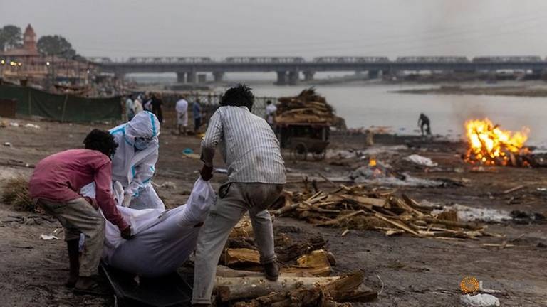  
Một người qua đời bị thả trôi trên sông Hằng được vớt lên. (Ảnh: AFP)