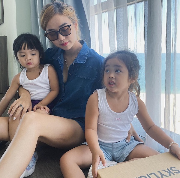  
Cindy Lư đăng khoảnh khắc vui vẻ với 2 con gái cưng. (Ảnh: Facebook nhân vật)
