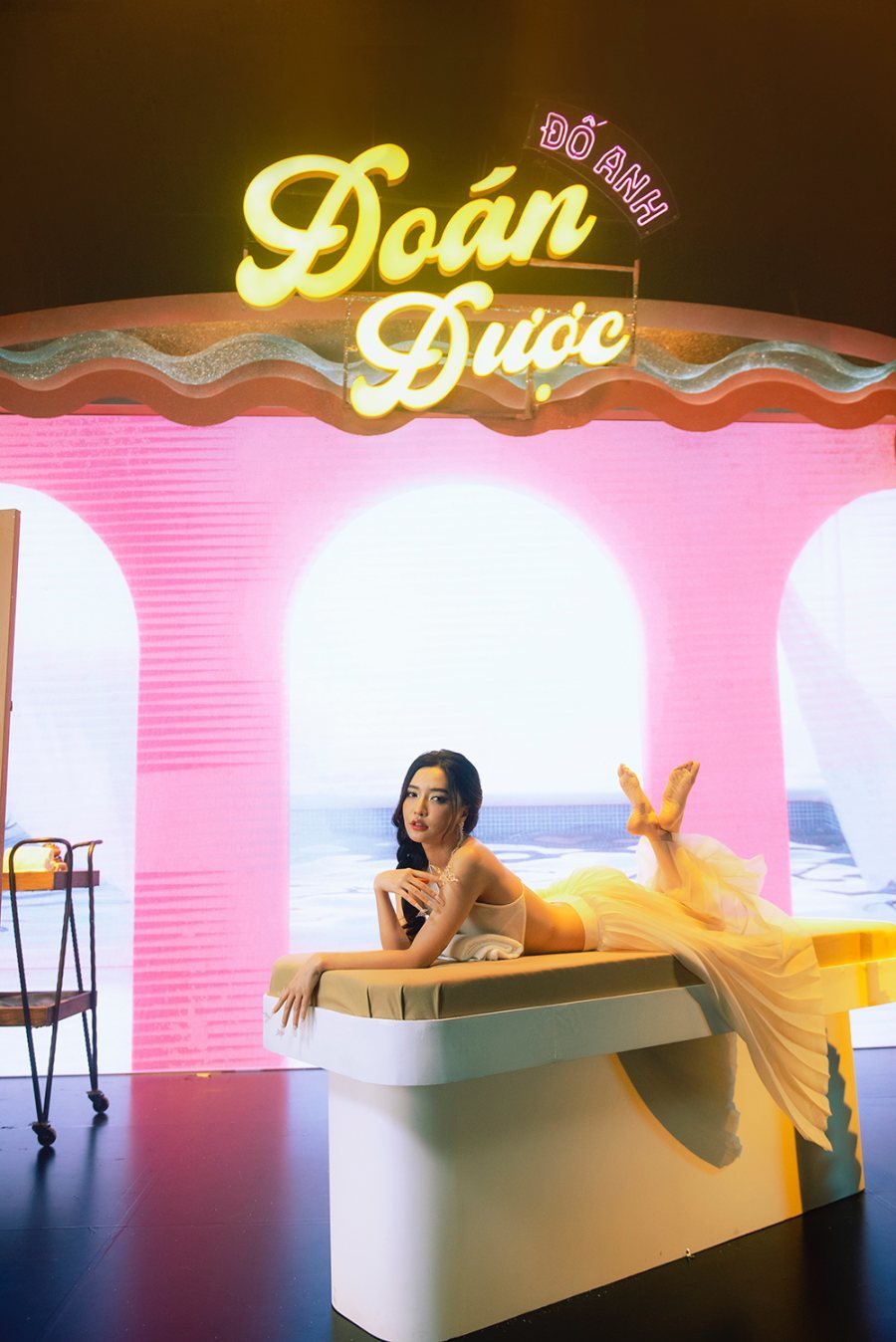  
Nữ ca sĩ khoe nhan sắc quyến rũ trong MV.