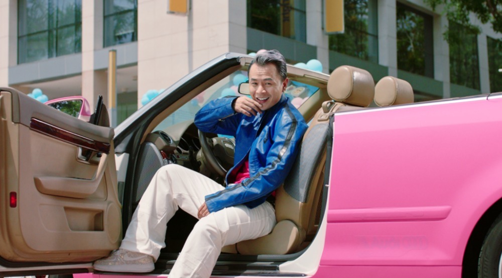  
Nam rapper xuất hiện với siêu xe tông hồng.