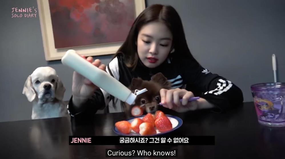 
Jennie giới thiệu món ăn dâu tây và sữa đặc có đường. (Ảnh: Chụp màn hình)