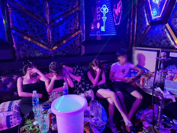  
Nhóm thanh niên bị bắt vì tụ tập tại quán karaoke. (Ảnh: Tuổi Trẻ)
