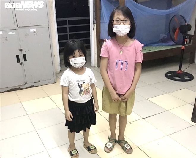  
Hai bé gái ngơ ngác khi phải sống ở nơi xa lạ. (Ảnh: VTC News)