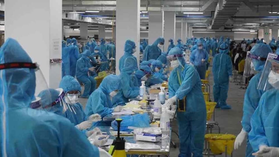  
Hàng trăm cán bộ y tế làm việc suốt 9 tiếng đồng hồ để lấy mẫu xét nghiệm tại các khu công nghiệp ở Bắc Giang. (Ảnh: TTXVN)