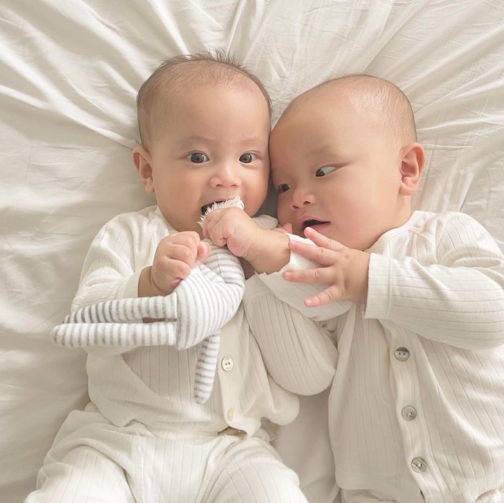  
Hình ảnh cặp song sinh nhà Hồ Ngọc Hà làm các mẹ bỉm sữa phải thi nhau "xin vía". (Ảnh: Instagram)
