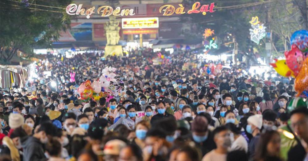 
Hàng nghìn người đổ về chợ đêm Đà Lạt. (Ảnh: Thanh Niên)