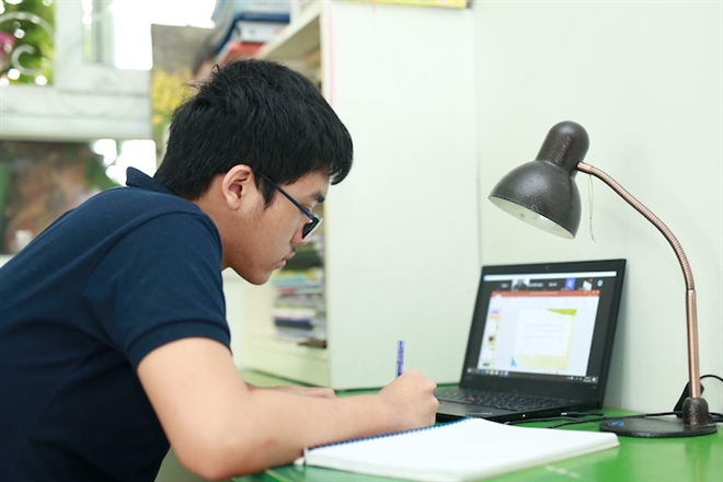  
Học sinh học tập qua ứng dụng online tại nhà thay vì đến trường. (Ảnh: Thanh Niên)
