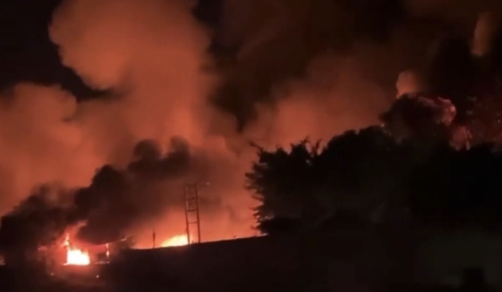  
Cháy lớn công ty thùng xốp tại Long An trong đêm 28/5. (Ảnh: Công An)