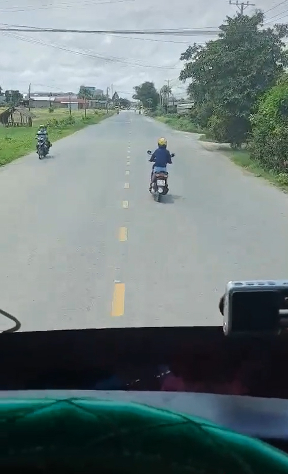  
Anh chồng đang đi xe thì bắt gặp vợ phía trước. (Ảnh: Chụp màn hình)
